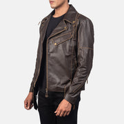 Образ на фигуре: Vincent Black Leather Biker Jacket на модели при естественном дневном свете