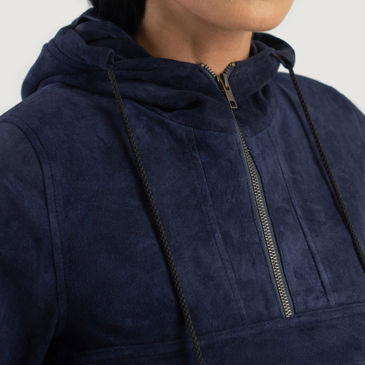 
Крупный план деталей of Classic Collar & Heavy-Duty Zipper Hardware on Zest Blue Hooded Suede Pullover Jacket