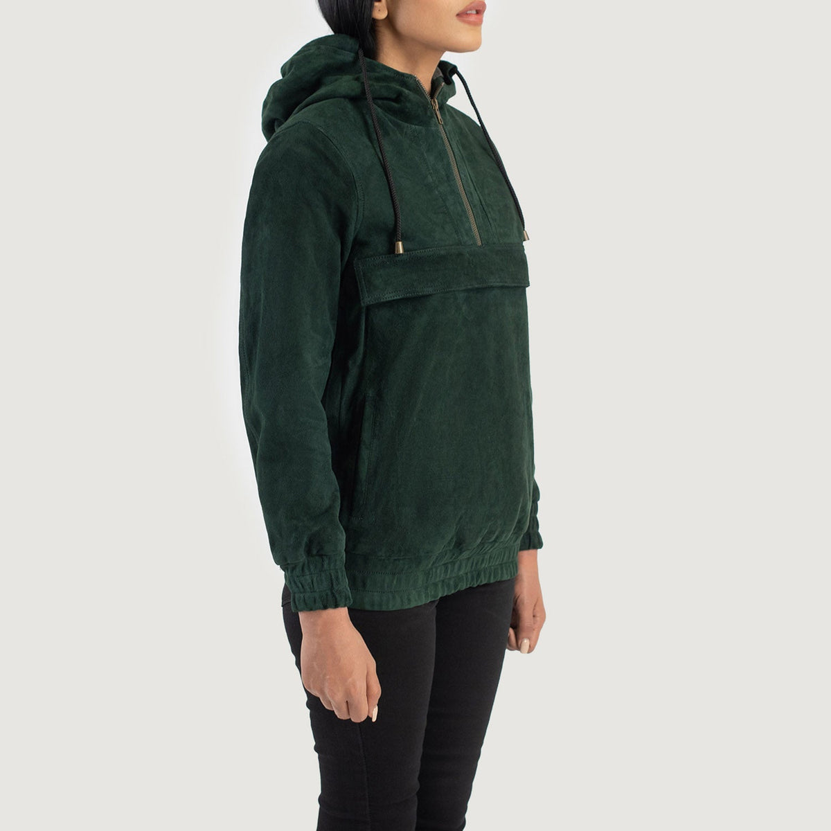 
Как выглядит на человеке:  Zest Blue Hooded Suede Pullover Jacket на модели — естественные складки при дневном свете